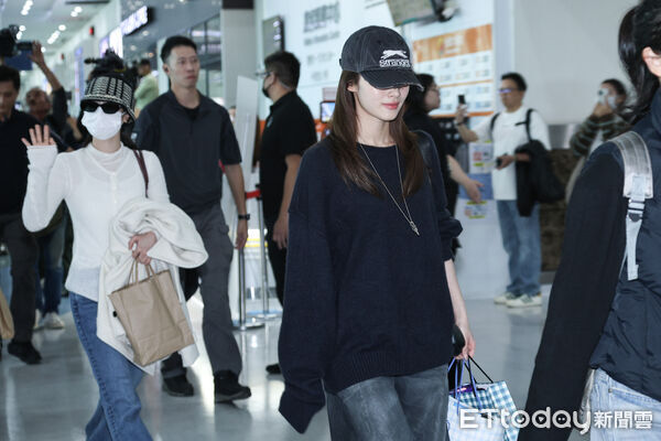 ▲TWICE成員Sana抵達高雄小港機場。（圖／記者林敬旻攝）