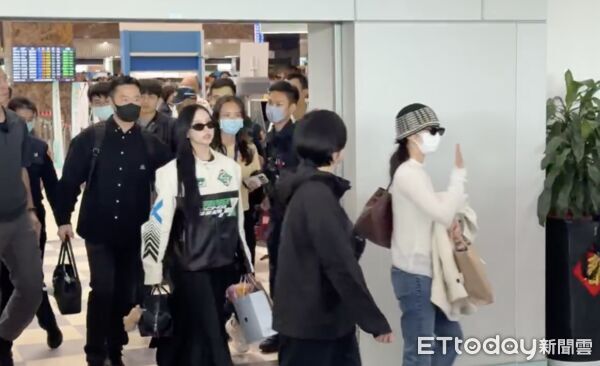 ▲▼▲TWICE成員Sana抵達高雄小港機場。（圖／記者劉亮亨攝）