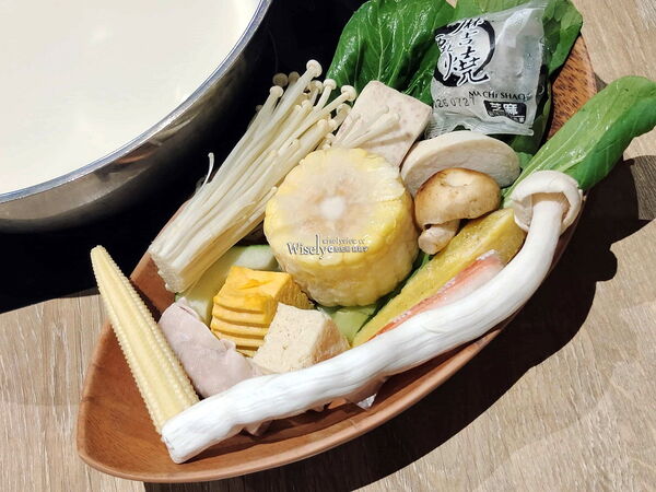 ▲▼宜蘭羅東半自助火鍋吃到飽「和口田鍋物」，主食配菜飲料冰品任享用。（圖／部落客WISELY提供）