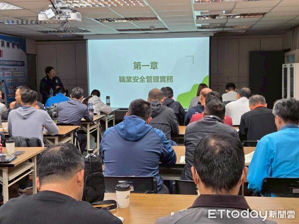 ▲台南市消防局與嘉南藥理大學合作辦理丙種職安主管訓練，共30名外勤幹部參與。（記者林東良翻攝，下同）
