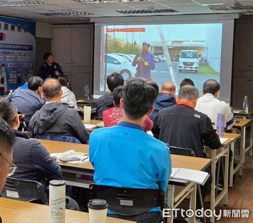 ▲台南市消防局與嘉南藥理大學合作辦理丙種職安主管訓練，共30名外勤幹部參與。（記者林東良翻攝，下同）