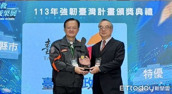 ▲台南市政府榮獲內政部「強韌台灣計畫」特優，由消防局副局長楊宗林代表領獎。（記者林東良翻攝，下同）