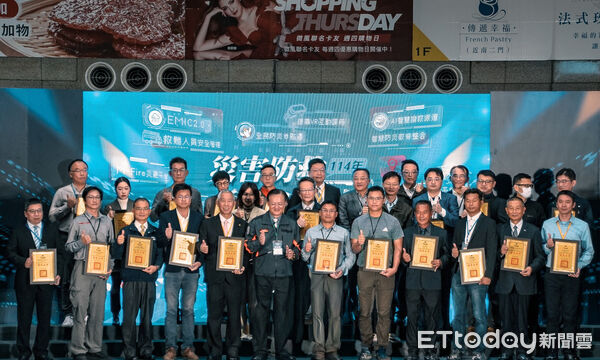 ▲台南市政府榮獲內政部「強韌台灣計畫」特優，由消防局副局長楊宗林代表領獎。（記者林東良翻攝，下同）