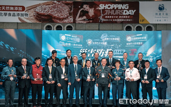 ▲台南市政府榮獲內政部「強韌台灣計畫」特優，由消防局副局長楊宗林代表領獎。（記者林東良翻攝，下同）