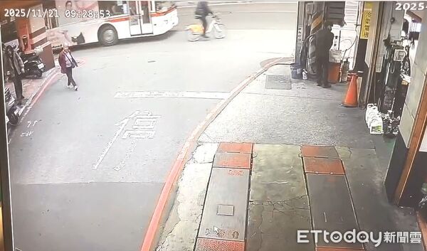 ▲高男被按喇叭心生不滿，騎腳踏車追上公車攔停理論。（圖／記者陸運陞翻攝）