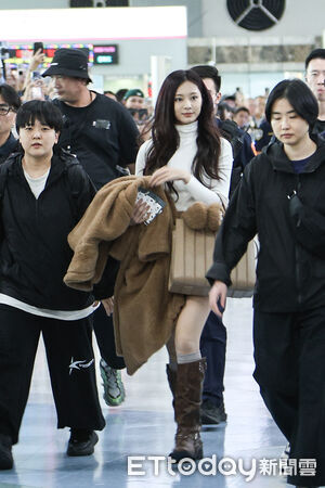 ▲TWICE子瑜抵達高雄小港機場。(圖/記者林敬旻攝)