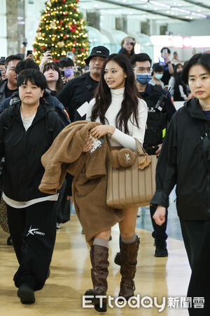 ▲TWICE子瑜抵達高雄小港機場。(圖/記者林敬旻攝)