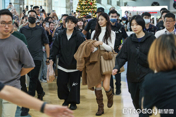 ▲TWICE子瑜抵達高雄小港機場。(圖/記者林敬旻攝)