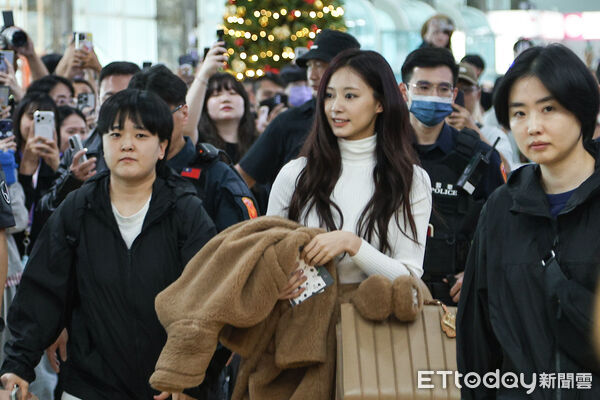 ▲TWICE子瑜抵達高雄小港機場。(圖/記者林敬旻攝)