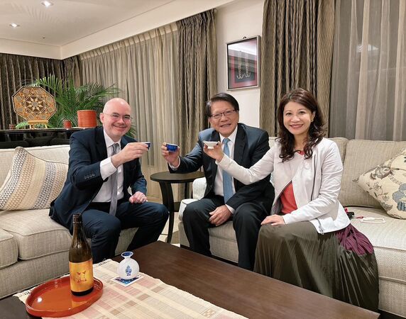 ▲▼AIT處長谷立言與總統府秘書長潘孟安、民進黨立委林楚茵會面，並舉杯「日本清酒」，聲援日本遭中國經濟制裁一事。（圖／翻攝自Facebook／AIT）