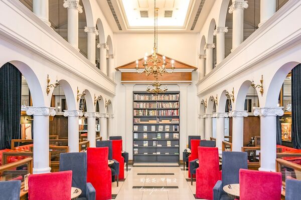 ▲▼內湖瑞光路不限時推薦！超美歐洲教堂圖書館咖啡廳「Moooon River Cafe&Books」。（圖／部落客周花花提供）