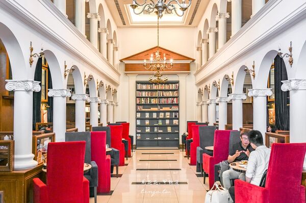 ▲▼內湖瑞光路不限時推薦！超美歐洲教堂圖書館咖啡廳「Moooon River Cafe&Books」。（圖／部落客周花花提供）