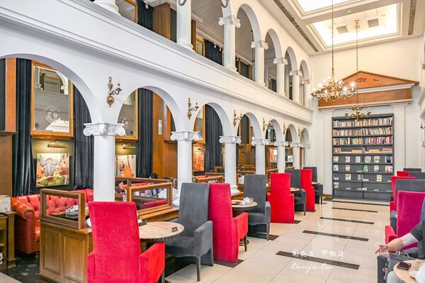 ▲▼內湖瑞光路不限時推薦！超美歐洲教堂圖書館咖啡廳「Moooon River Cafe&Books」。（圖／部落客周花花提供）