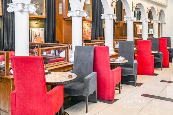 ▲▼內湖瑞光路不限時推薦！超美歐洲教堂圖書館咖啡廳「Moooon River Cafe&Books」。（圖／部落客周花花提供）