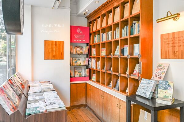 ▲▼內湖瑞光路不限時推薦！超美歐洲教堂圖書館咖啡廳「Moooon River Cafe&Books」。（圖／部落客周花花提供）