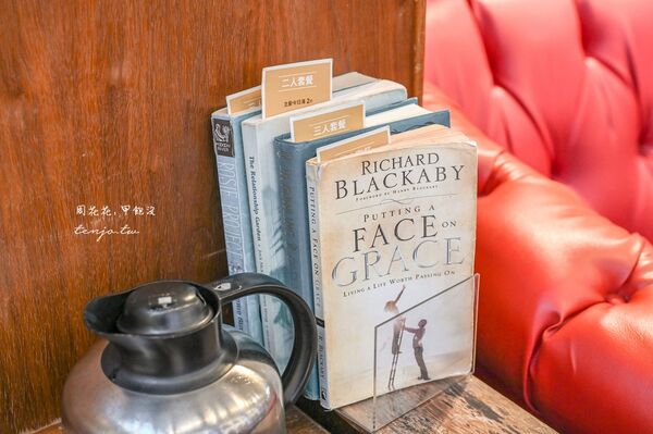 ▲▼內湖瑞光路不限時推薦！超美歐洲教堂圖書館咖啡廳「Moooon River Cafe&Books」。（圖／部落客周花花提供）