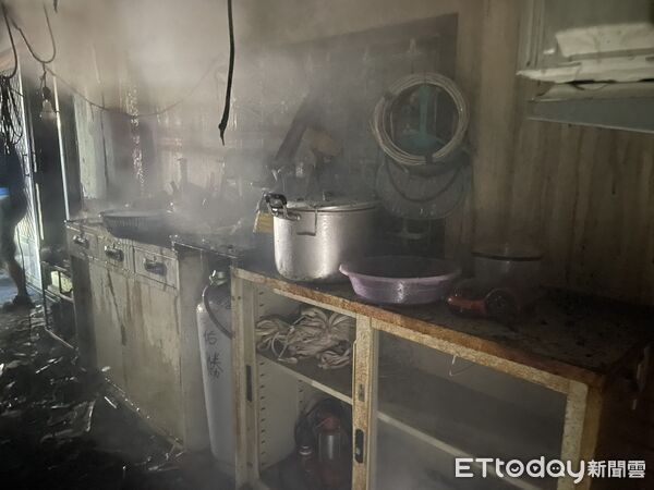 ▲高壓細水霧消防車於後壁三合院火警中迅速壓制火勢，成功避免延燒。（記者林東良翻攝，下同）