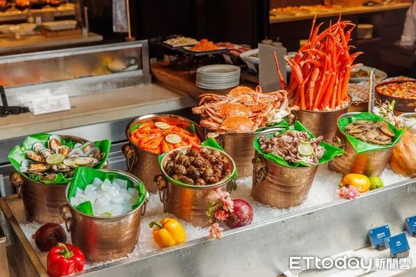 ▲台北士林萬麗酒店的士林廚房在花展期間下午茶時段4人同行1人免費。（圖／記者黃士原攝）