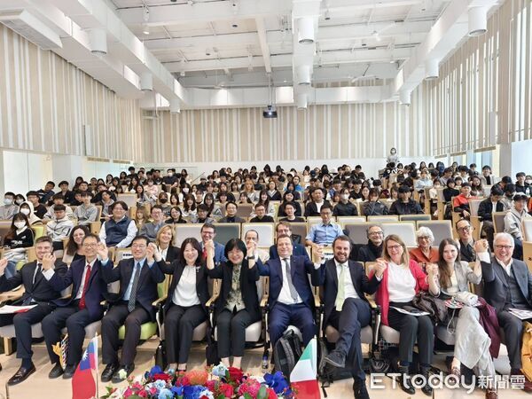 ▲義大利杜林理工大學、坎梅里諾大學、佛羅倫斯大學、杜林大學、米蘭理工大學及義大利辦事處代表 Marco Lombardi 等貴賓，與逢甲師生合影，見證臺義設計教育交流的新里程。（圖／記者游瓊華翻攝）