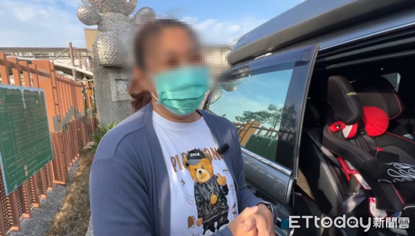 ▲▼             北港朝天宮黑面三媽20日進入台南府城鬧區遶境，破例讓王媽媽推著腦麻兒鑽轎腳。（圖／記者林東良翻攝）