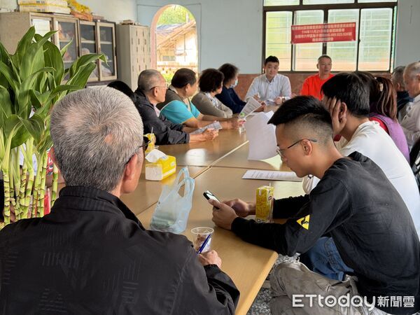 ▲龜港里雞舍興建協調會吸引上百位里民到場聆聽業者說明。（記者林東良翻攝，下同）
