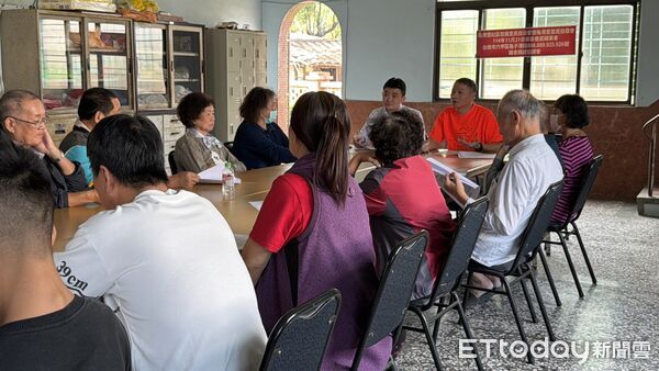 ▲龜港里雞舍興建協調會吸引上百位里民到場聆聽業者說明。（記者林東良翻攝，下同）