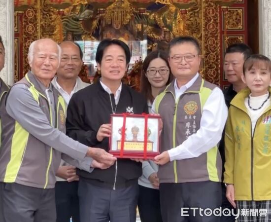 ▲吳厝朝興宮「慈雲吐澤」新匾揭牌，現場掌聲不斷。（圖／記者游瓊華翻攝）