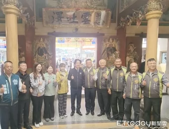 ▲吳厝朝興宮「慈雲吐澤」新匾揭牌，現場掌聲不斷。（圖／記者游瓊華翻攝）