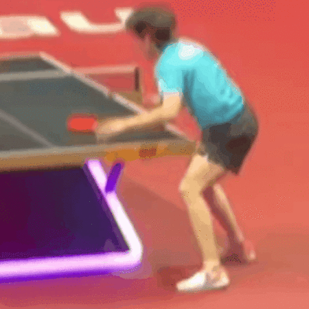 ▲▼王楚欽懊惱「用頭撞球桌」。（圖／翻攝自微博）