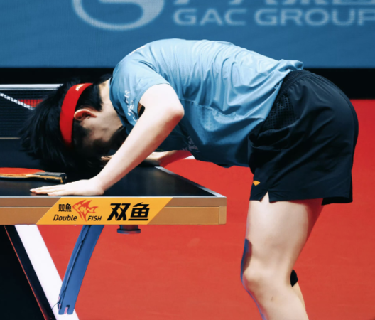 ▲▼王楚欽懊惱「用頭撞球桌」。（圖／翻攝自微博）