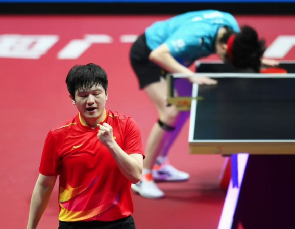 ▲▼王楚欽懊惱「用頭撞球桌」。（圖／翻攝自微博）