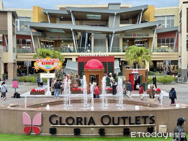 ▲桃園華泰名品城聖誕村今（21日）點燈開村。（圖／記者彭懷玉攝）