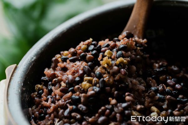 ▲月光下稻田腳印餐桌。（圖／縱管處提供下同）