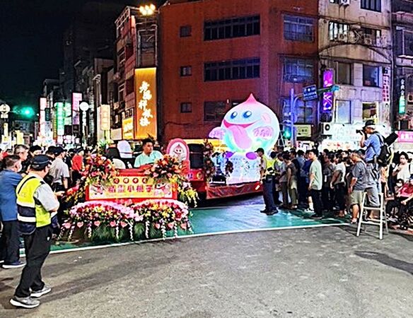 ▲桃園慈護宮今天傍晚起舉辦歲次乙巳年圓醮水燈繞境民俗活動，慈護宮各陣頭，還有舞龍獅陣等。（圖／桃園警分局提供）