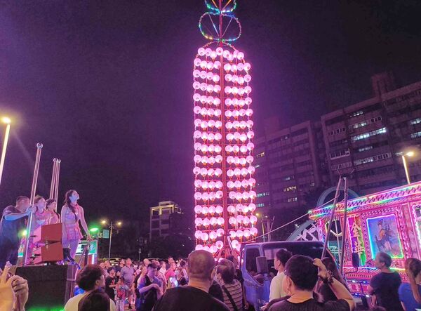 ▲桃園慈護宮今天傍晚起舉辦歲次乙巳年圓醮水燈繞境民俗活動，在主要街頭將立排。（圖／桃園警分局提供）