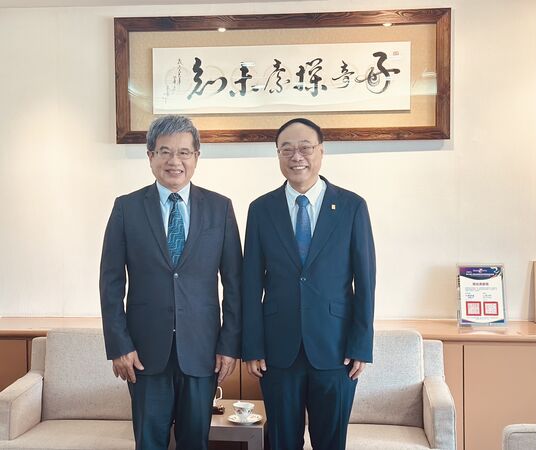 ▲港務公司董事長周永暉董事長(右)與楊慶煜校長(左)合影。（圖／港務公司提供）