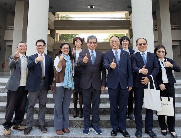 ▲港務公司團隊與高雄科技大學師長於校門口合影。（圖／港務公司提供）
