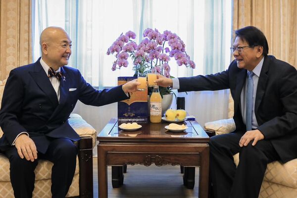 ▲▼潘孟安與日本駐台代表片山和之喝青山蘋果汁，並致贈陳年紹興。（圖／取自潘孟安臉書）