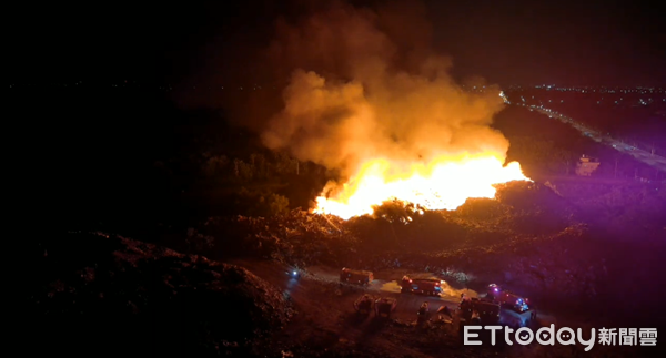 ▲▼台南白河火警，廢棄物大火。（圖／記者林東良翻攝）