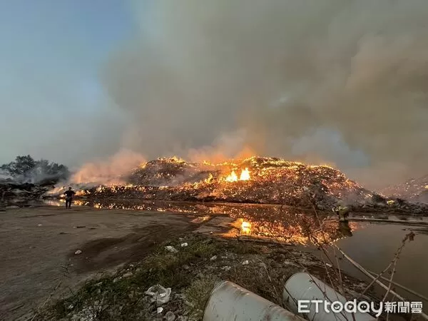 ▲▼台南後壁烏樹林廢棄物大火。（圖／記者林東良翻攝）