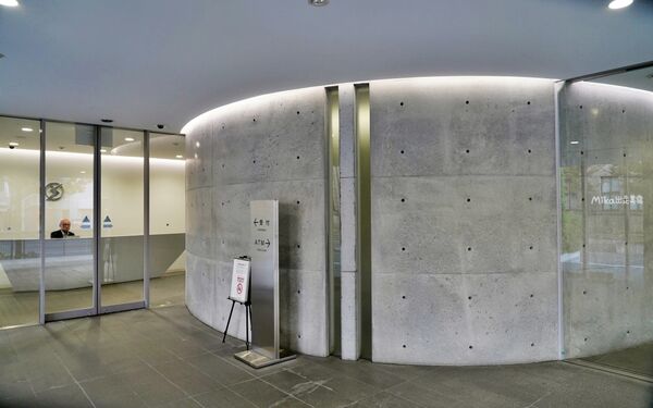 ▲▼日本山陽「岡山信用金庫」由世界知名建築師安藤忠雄設計，現代簡約時尚，免費參觀還有專人導覽。（圖／部落客Mika提供）