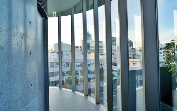 ▲▼日本山陽「岡山信用金庫」由世界知名建築師安藤忠雄設計，現代簡約時尚，免費參觀還有專人導覽。（圖／部落客Mika提供）