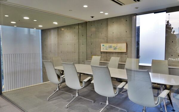 ▲▼日本山陽「岡山信用金庫」由世界知名建築師安藤忠雄設計，現代簡約時尚，免費參觀還有專人導覽。（圖／部落客Mika提供）