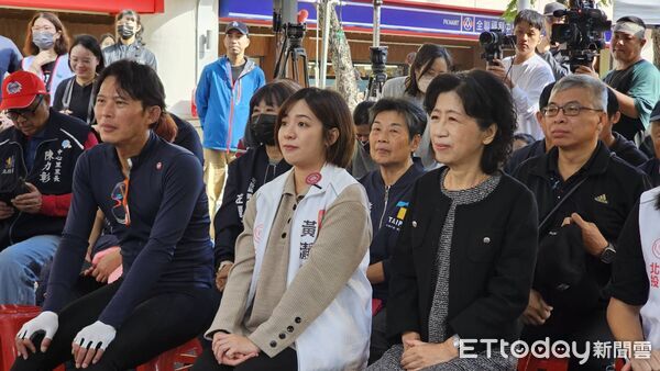 ▲▼民眾黨主席黃國昌、前主席柯文哲妻子陳佩琪、台北市議員黃瀞瑩出席「台灣有愛 民眾溫情 士北有姐 寒冬送暖」園遊會。（圖／記者呂佳賢攝）