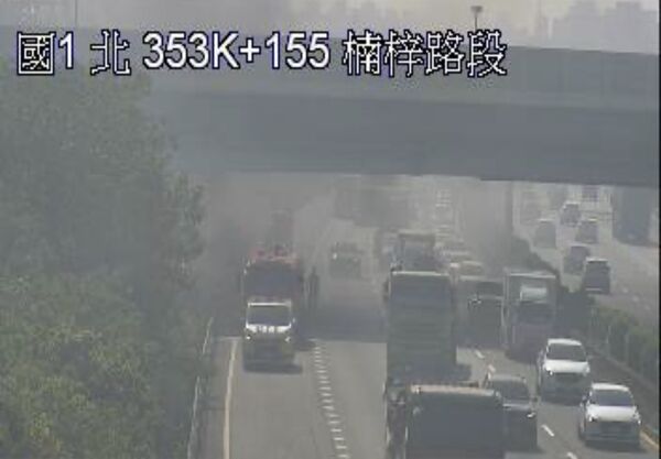 ▲國道一號北上楠梓段發生火燒車。（圖／翻攝自1986）