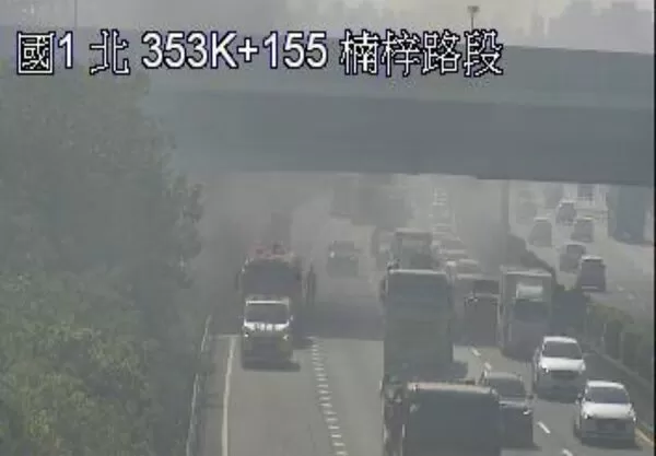 ▲國道一號北上楠梓段發生火燒車。（圖／翻攝自1986）