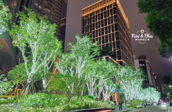 ▲▼「2025勤美草悟聖誕村」40萬顆燈泡點亮的光之道再次回歸，加碼7米耶誕樹。（圖／部落客NINI AND BLUE提供）