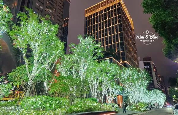 ▲▼「2025勤美草悟聖誕村」40萬顆燈泡點亮的光之道再次回歸，加碼7米耶誕樹。（圖／部落客NINI AND BLUE提供）