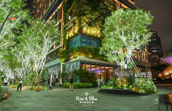 ▲▼「2025勤美草悟聖誕村」40萬顆燈泡點亮的光之道再次回歸，加碼7米耶誕樹。（圖／部落客NINI AND BLUE提供）