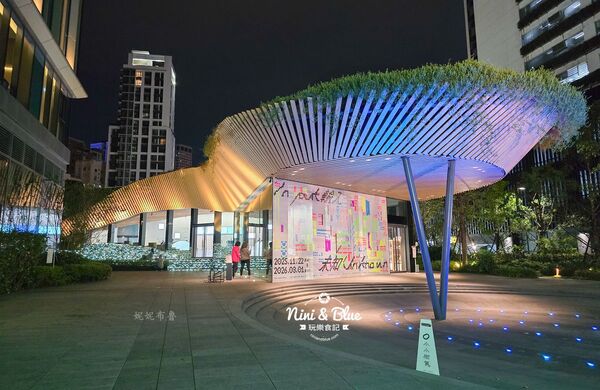 ▲▼「2025勤美草悟聖誕村」40萬顆燈泡點亮的光之道再次回歸，加碼7米耶誕樹。（圖／部落客NINI AND BLUE提供）